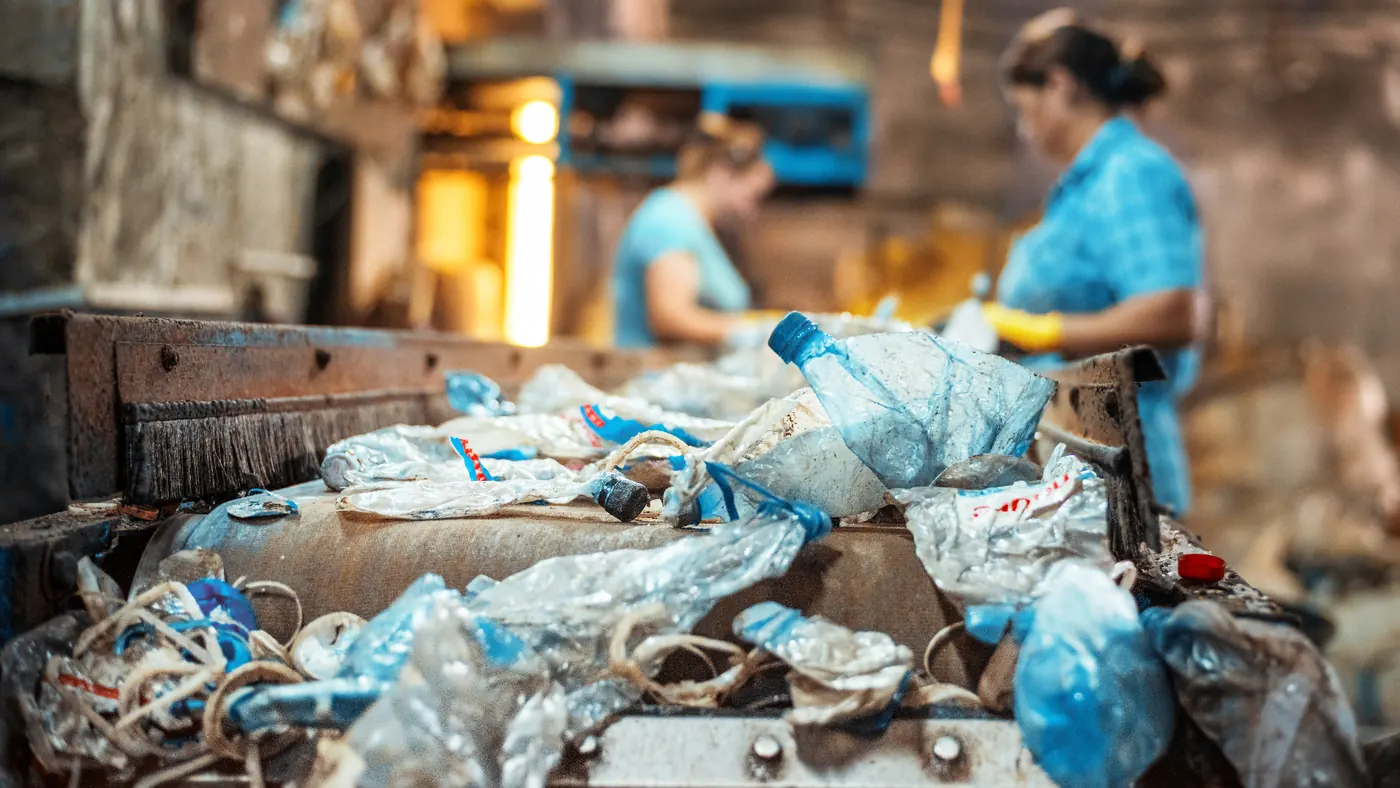 Banda transportadora de plásticos en planta de reciclaje