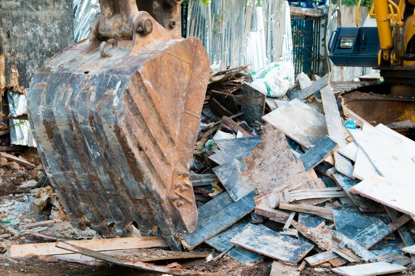 Retiro de escombros y residuos de demolición con maquinaria